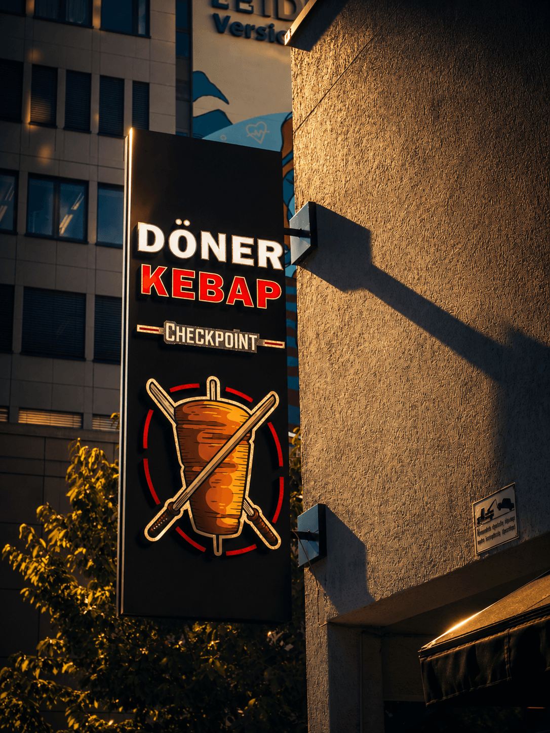 Checkpoint Kebap Leuchtschild in der Abendsonne