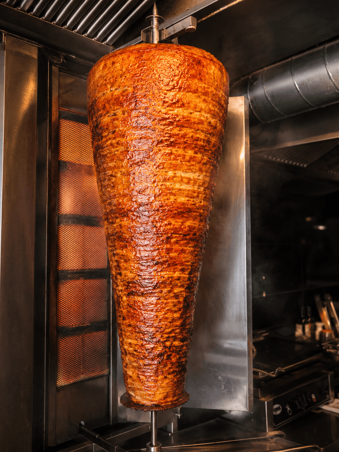 Knusprig gebräunter Döner-Spieß am Grill